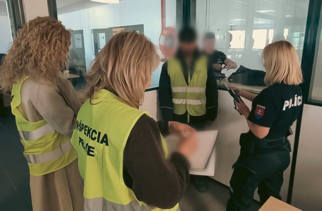 Polícia spolu s inšpektorátom práce odhalila v Trnave nelegálnu prácu cudzincov, vyhostila 13 ľudí