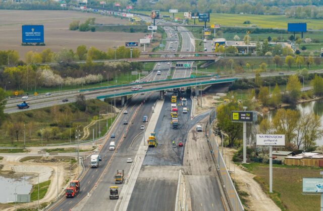 Uzávera D1 pri Bratislave pokračuje aj cez víkend, motoristi si majú nechať časovú rezervu