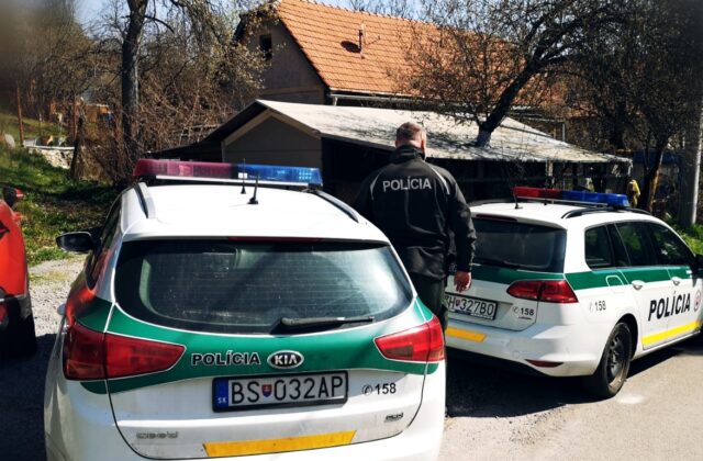 Výbuch v Banskej Štiavnici zranil muža, príčinu preverujú policajti aj experti – FOTO