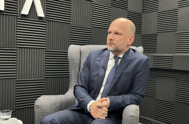 Grendel: Zrušenie voľby poštou má oslabiť opozíciu, nie riešiť manipulácie – VIDEO