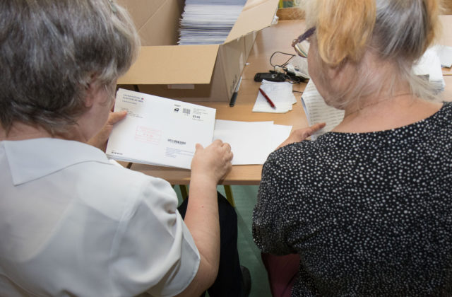 Krajanské spolky odmietajú zrušenie voľby poštou zo zahraničia. Apelujú na poslancov, aby návrh neschválili
