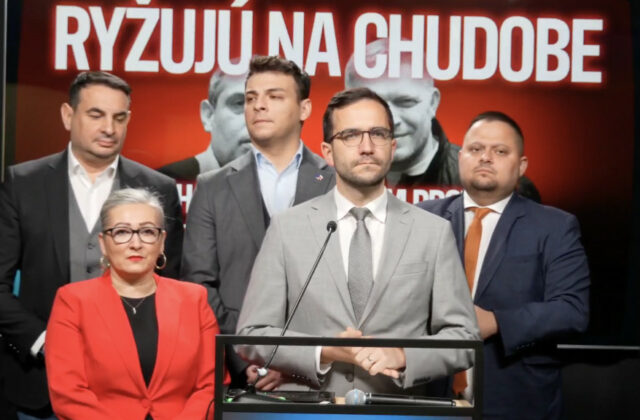 Ficovi ľudia ryžujú na chudobe, európske peniaze na pomoc Rómom sa podľa matovičovcov zneužívajú – VIDEO