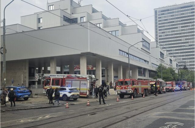 Hasiči zasahujú pri požiari v budove Slovenskej technickej univerzity – FOTO