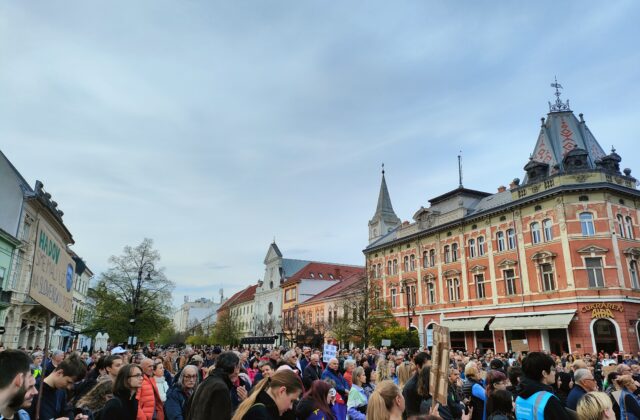 Košičania protestujú proti zmenám volebnej legislatívy, Demokrati vyzvali na inšpiráciu Budapešťou – FOTO