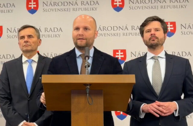 Demokrati prišli so závažným obvinením, Orbán vraj na priamu žiadosť Fica navozil na hranicu migrantov – VIDEO