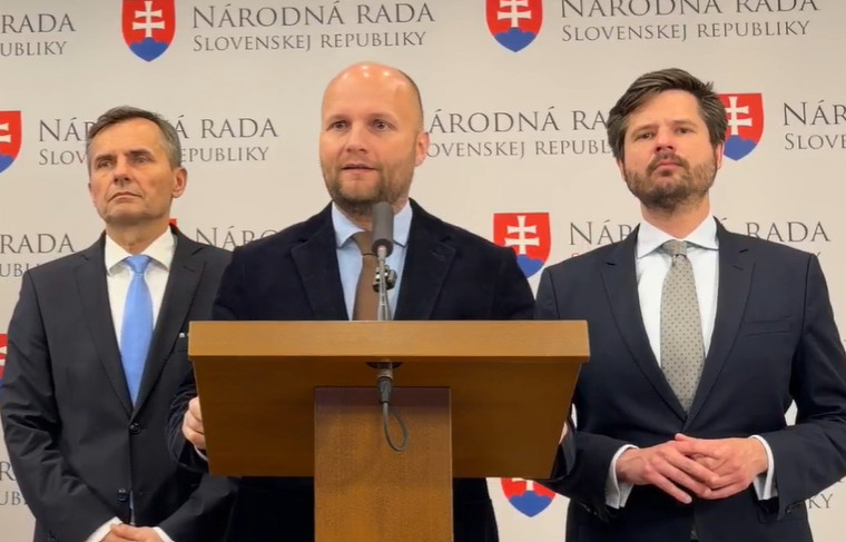 Demokrati prišli so závažným obvinením, Orbán vraj na priamu žiadosť Fica navozil na hranicu migrantov – VIDEO