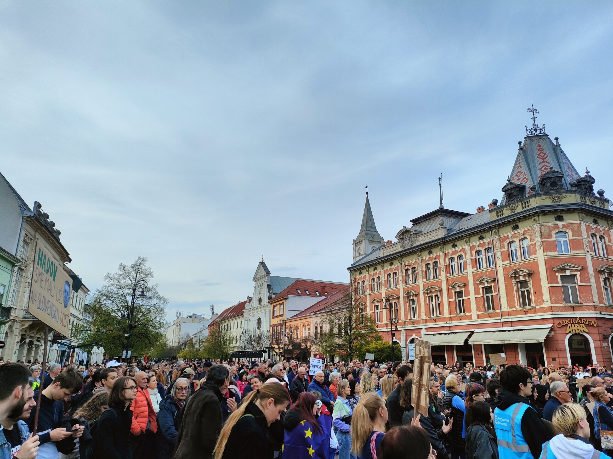 Košičania protestujú proti zmenám volebnej legislatívy, Demokrati vyzvali na inšpiráciu Budapešťou – FOTO
