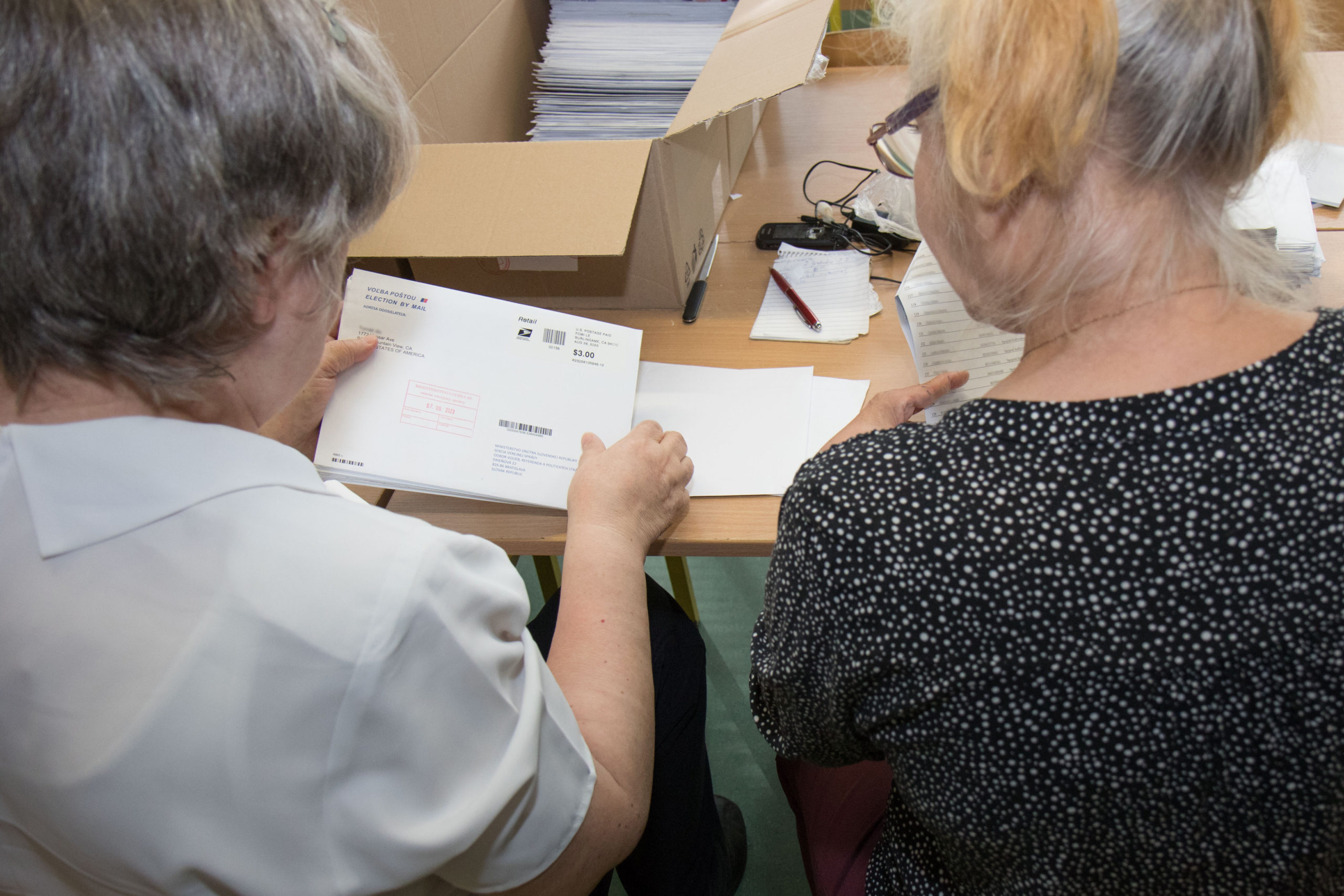 Krajanské spolky odmietajú zrušenie voľby poštou zo zahraničia. Apelujú na poslancov, aby návrh neschválili