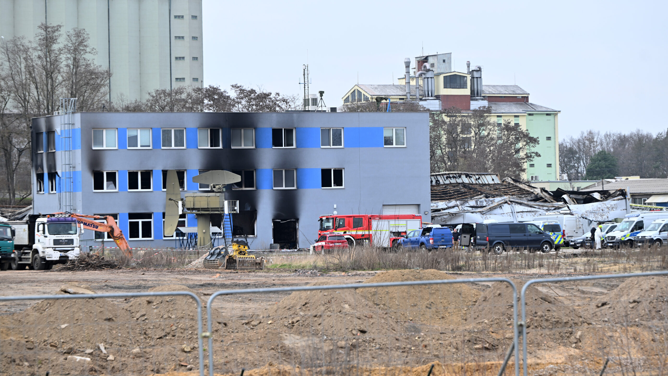 Policajti odovzdali českým kolegom Američanku, ktorú budú stíhať za teroristický útok v Pardubiciach