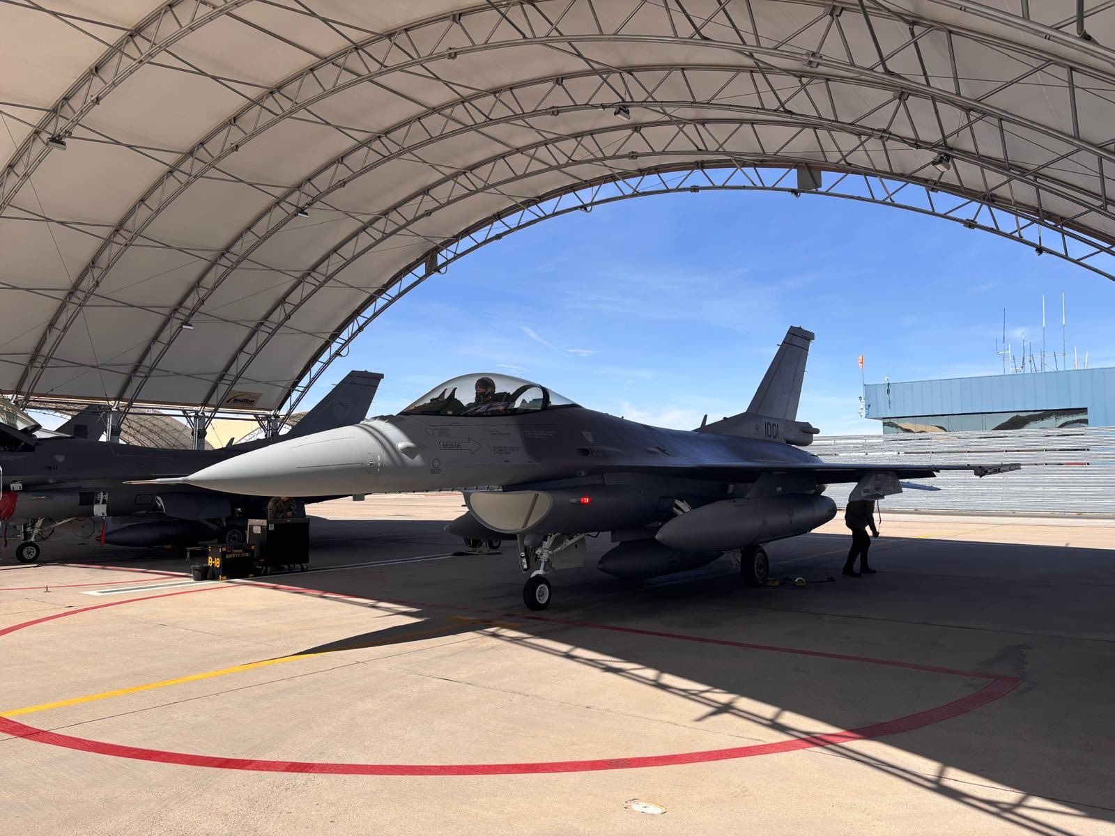 Slovenské vzdušné sily majú kompletnú flotilu. Posledná F-16 dorazila do Tucsonu, piloti ju už prevzali – FOTO