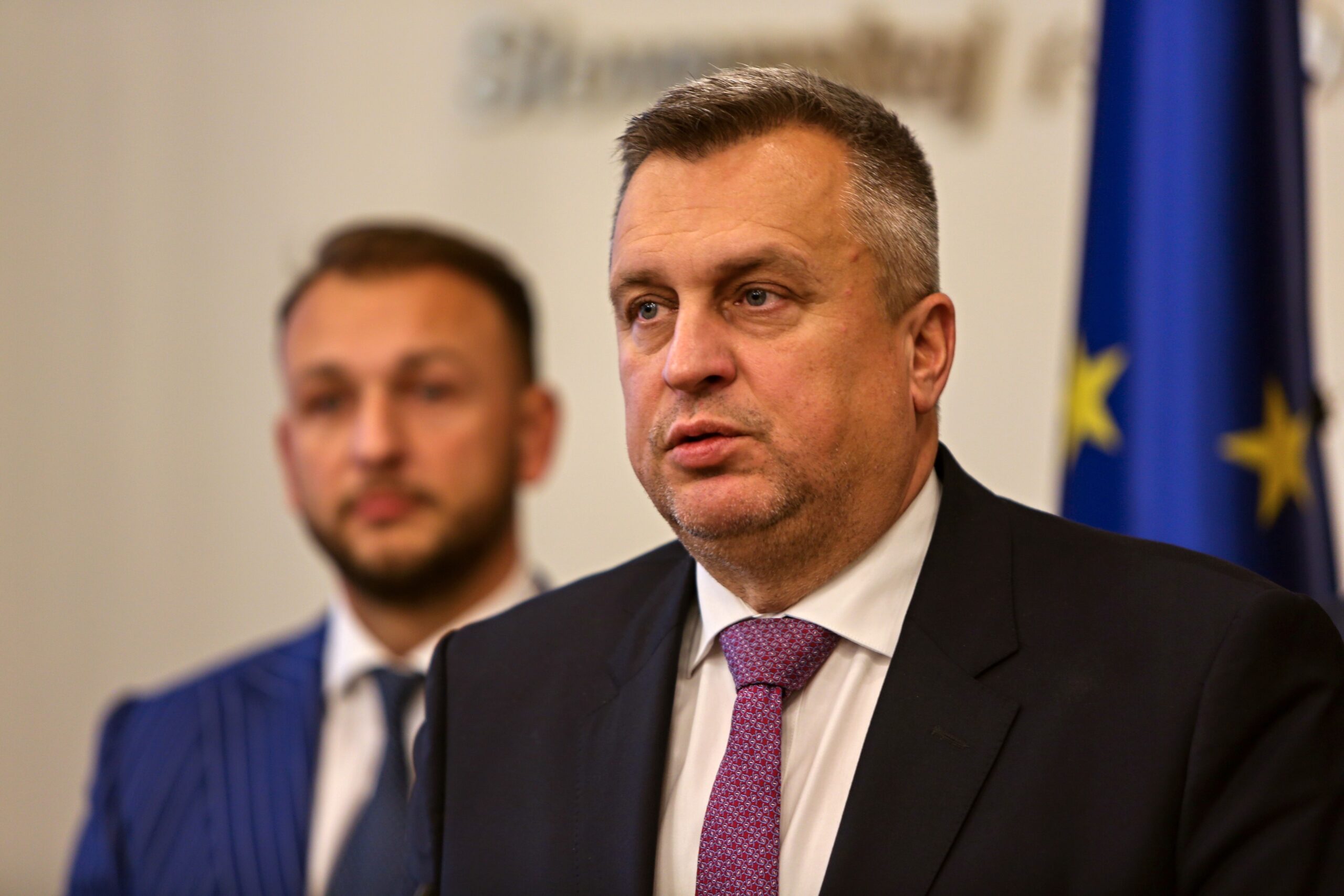 Zmena v odvodoch môže ovplyvniť tisíce ľudí, SNS navrhuje vyšší limit aj pomoc pre rodičov