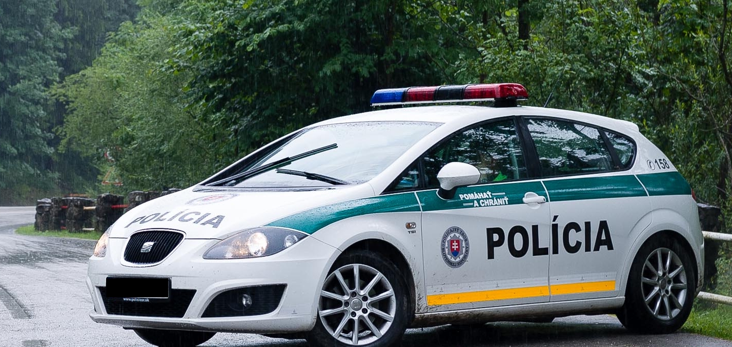 Polícia upozorňuje na dopravné obmedzenie v úseku horského priechodu Dargov, odstraňujú tam zhorený autobus