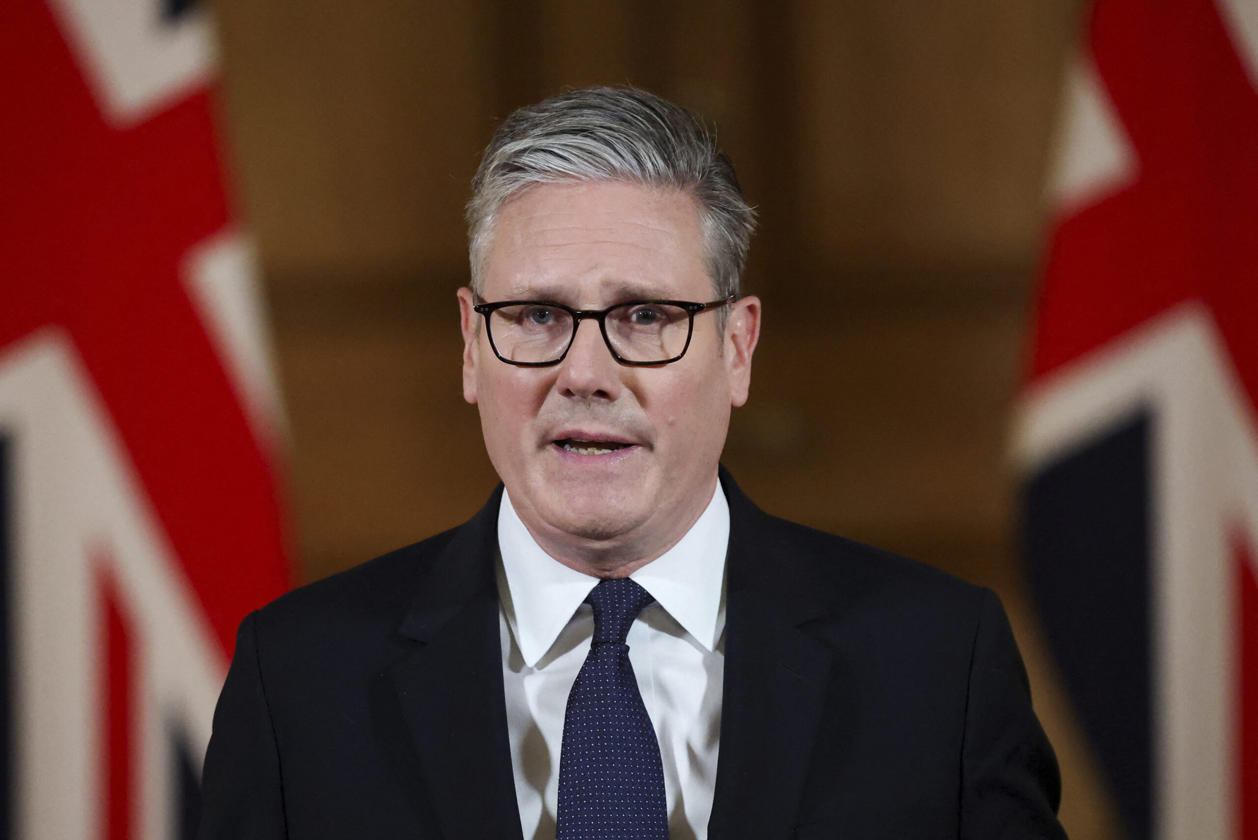 Britskí ministri vyjadrili podporu Starmerovi. Premiér čelí škandálom okolo dlhoročného spojenca Jeffreyho Epsteina