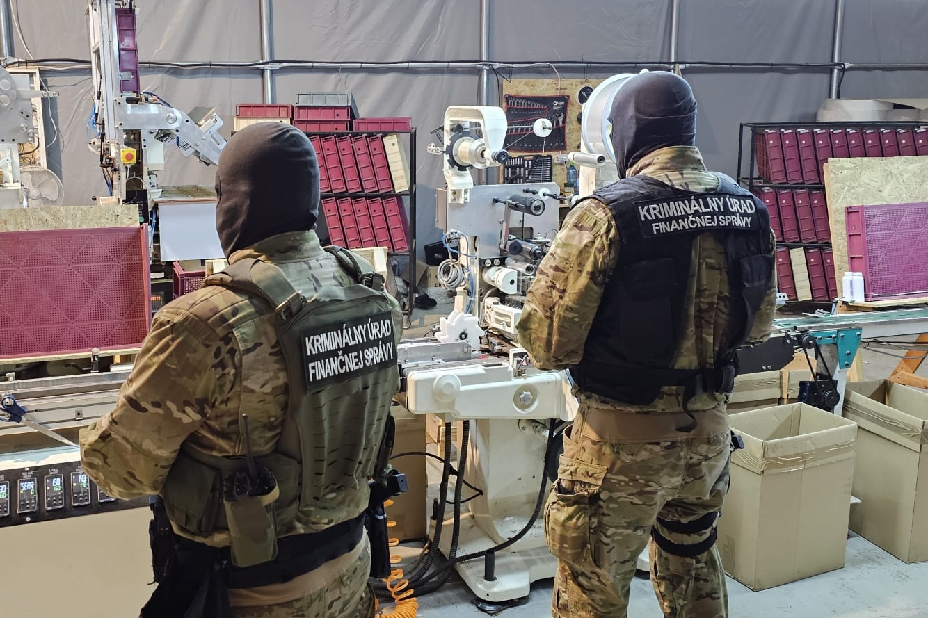 Slovenskí colníci pomohli Poliakom odhaliť organizovanú skupinu a zaistiť viac ako 16 ton tabaku