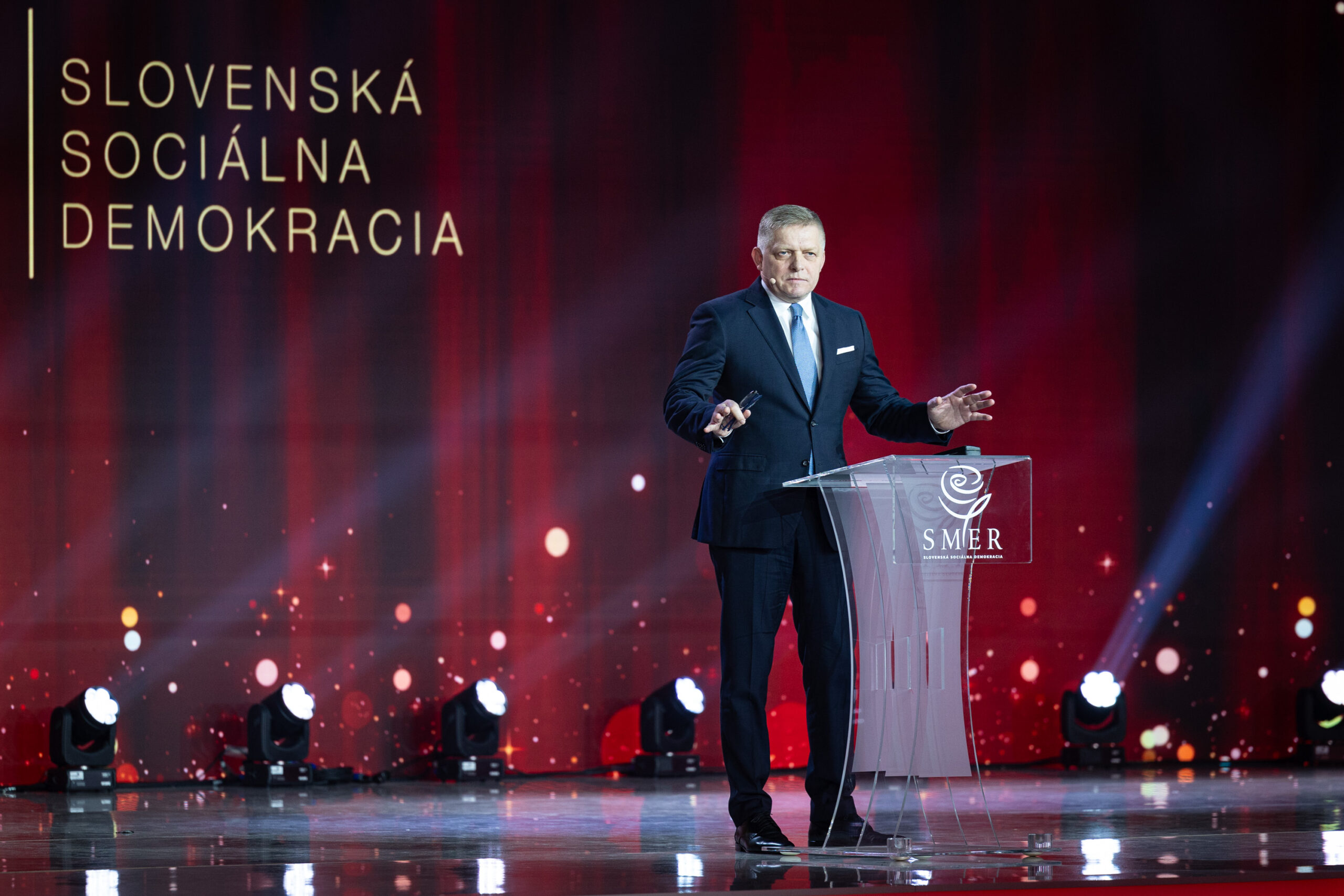 Smer kritizoval opozíciu za zneužívanie tragédií, aj pobaltské krajiny za zákaz preletu vládneho špeciálu do Moskvy