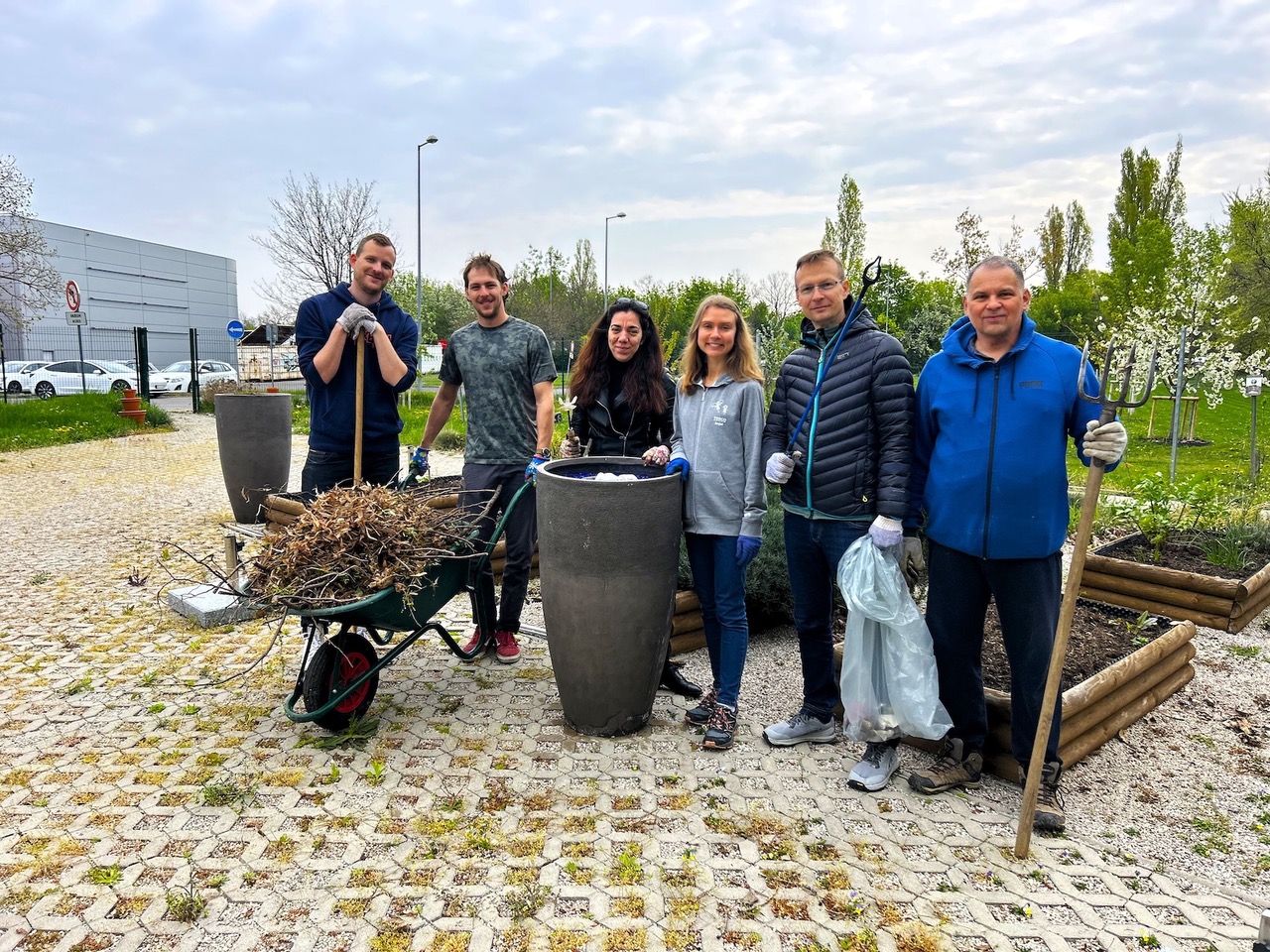 Dobrovoľníci z Tesca sa opäť spojili pri príležitosti Dňa Zeme. Z prírody vyzbierali dve tony odpadu