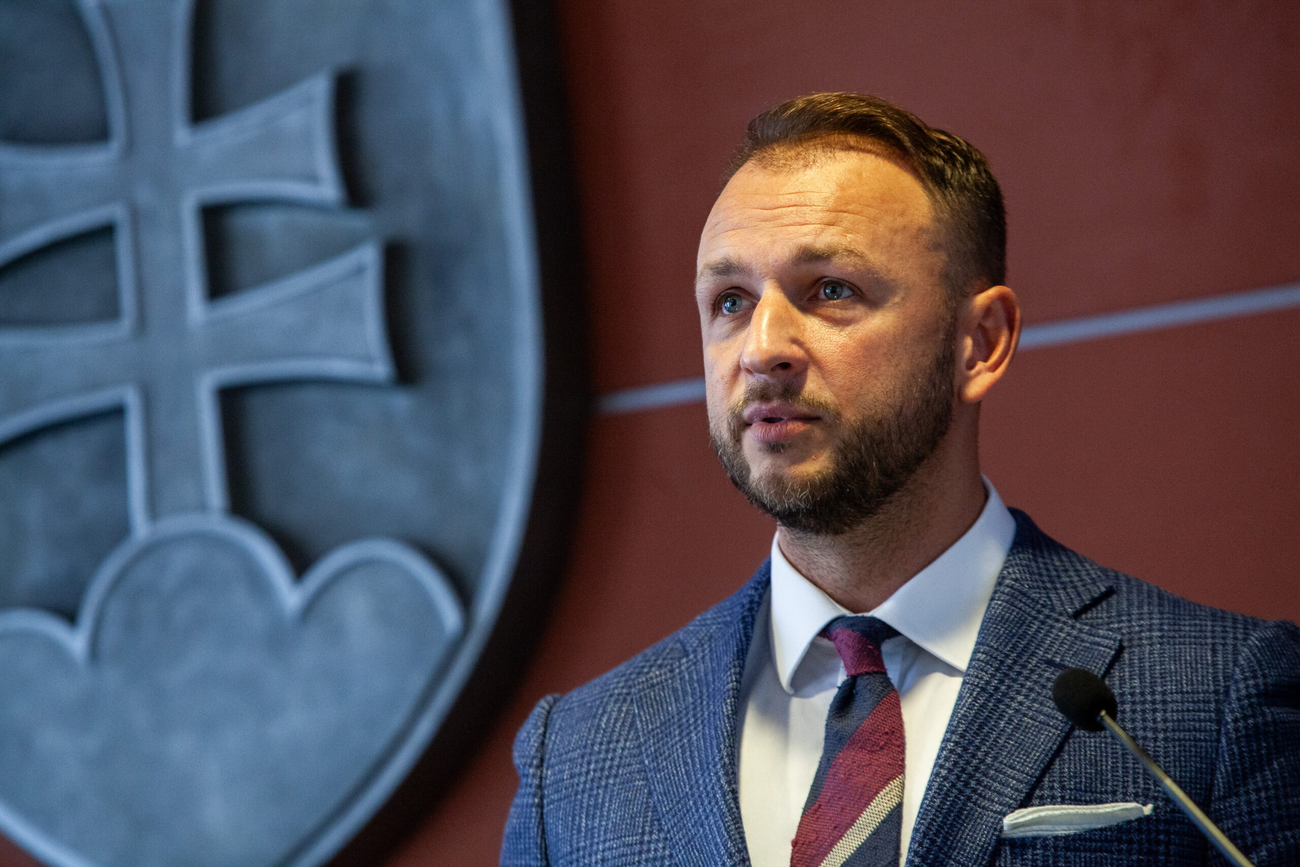 Poslanci budú rokovať o odvolaní Šutaja Eštoka, dôvodom sú sporné rozhodnutia aj stav polície