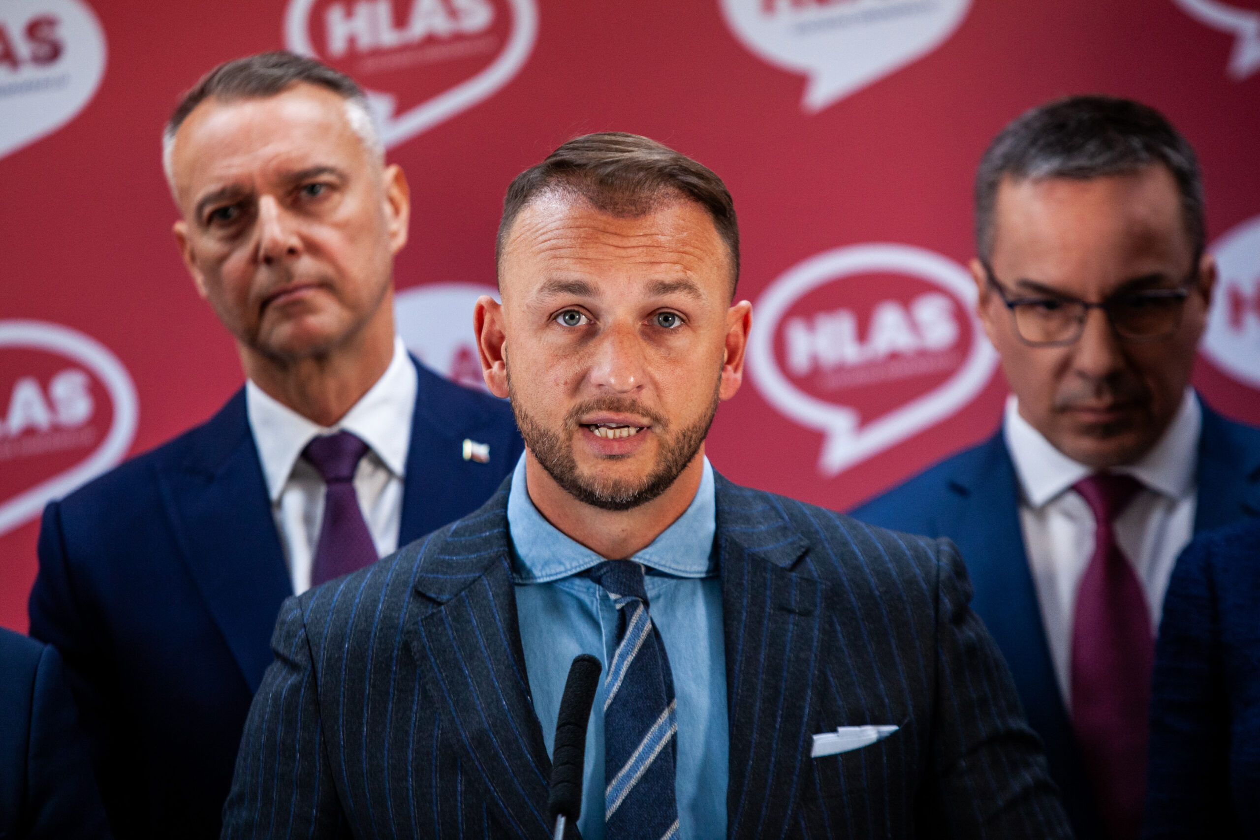 Hlas-SD v prieskume výraznejšie poklesol, predbehlo ho trio opozičných subjektov