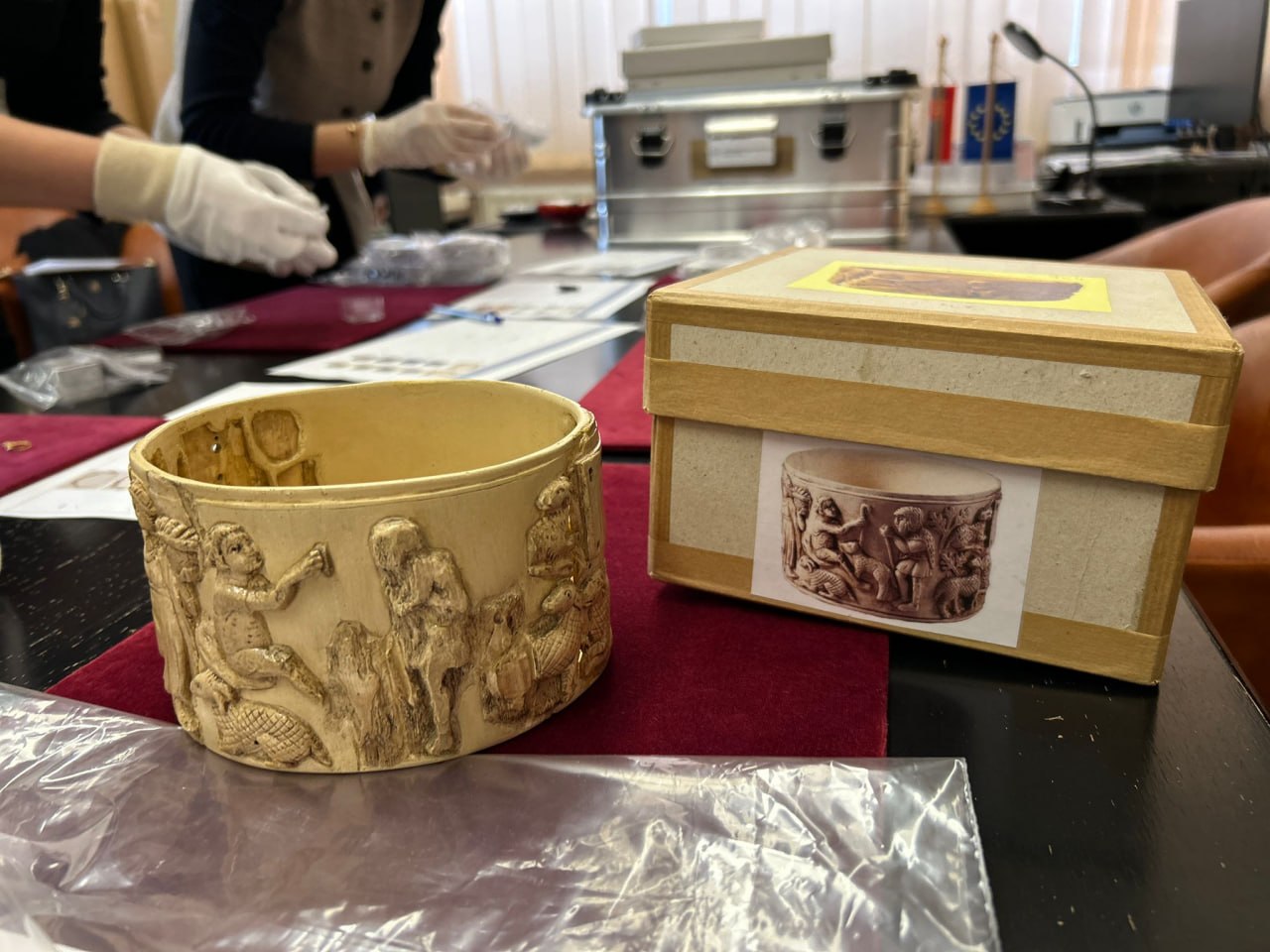 Najvzácnejšie veľkomoravské nálezy previezli z Nitry do Čiech na výstavu, sprevádzala ich policajná eskorta – VIDEO, FOTO