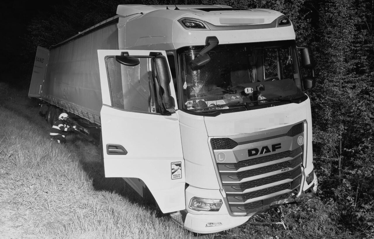 Kamión zišiel z cesty pri obci Slavec, vodič utrpel zranenia nezlučiteľné so životom – FOTO