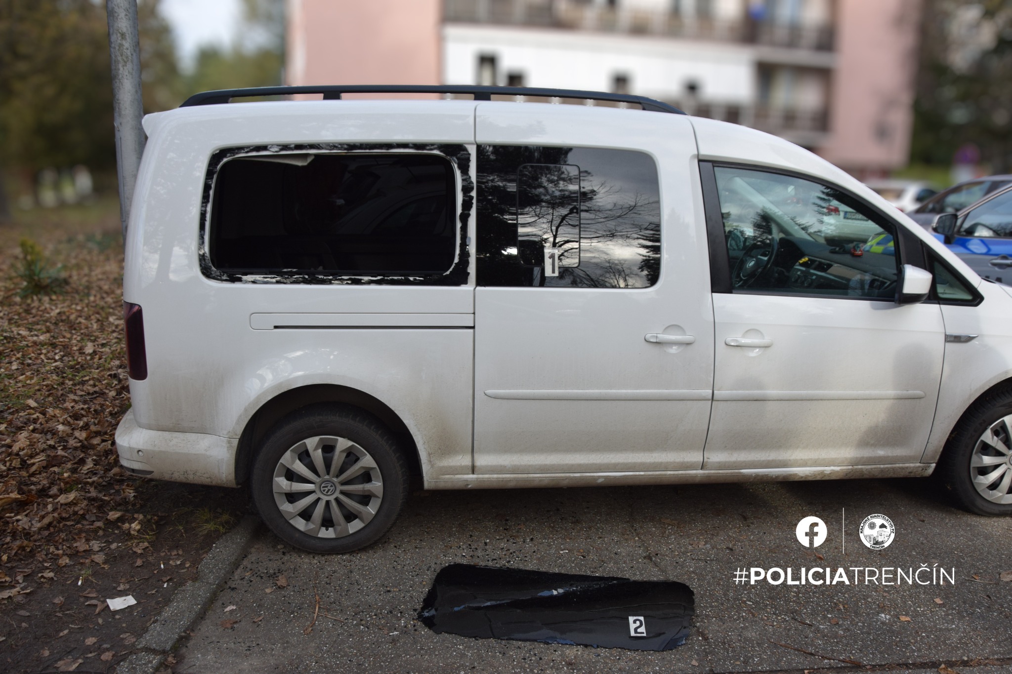 Kriminalisti objasnili sériu vlámaní do áut, páchateľ si vyberal najmä VW Caddy – FOTO