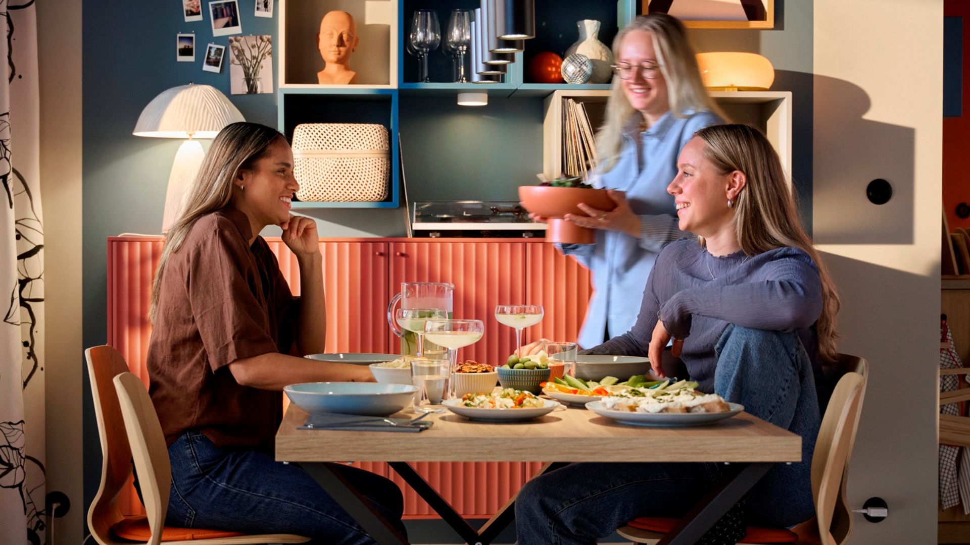 Prieskum IKEA: Slováci v priemere večerajú spolu iba 23 minút. Ako životné tempo mení medziľudské vzťahy a stolovanie?