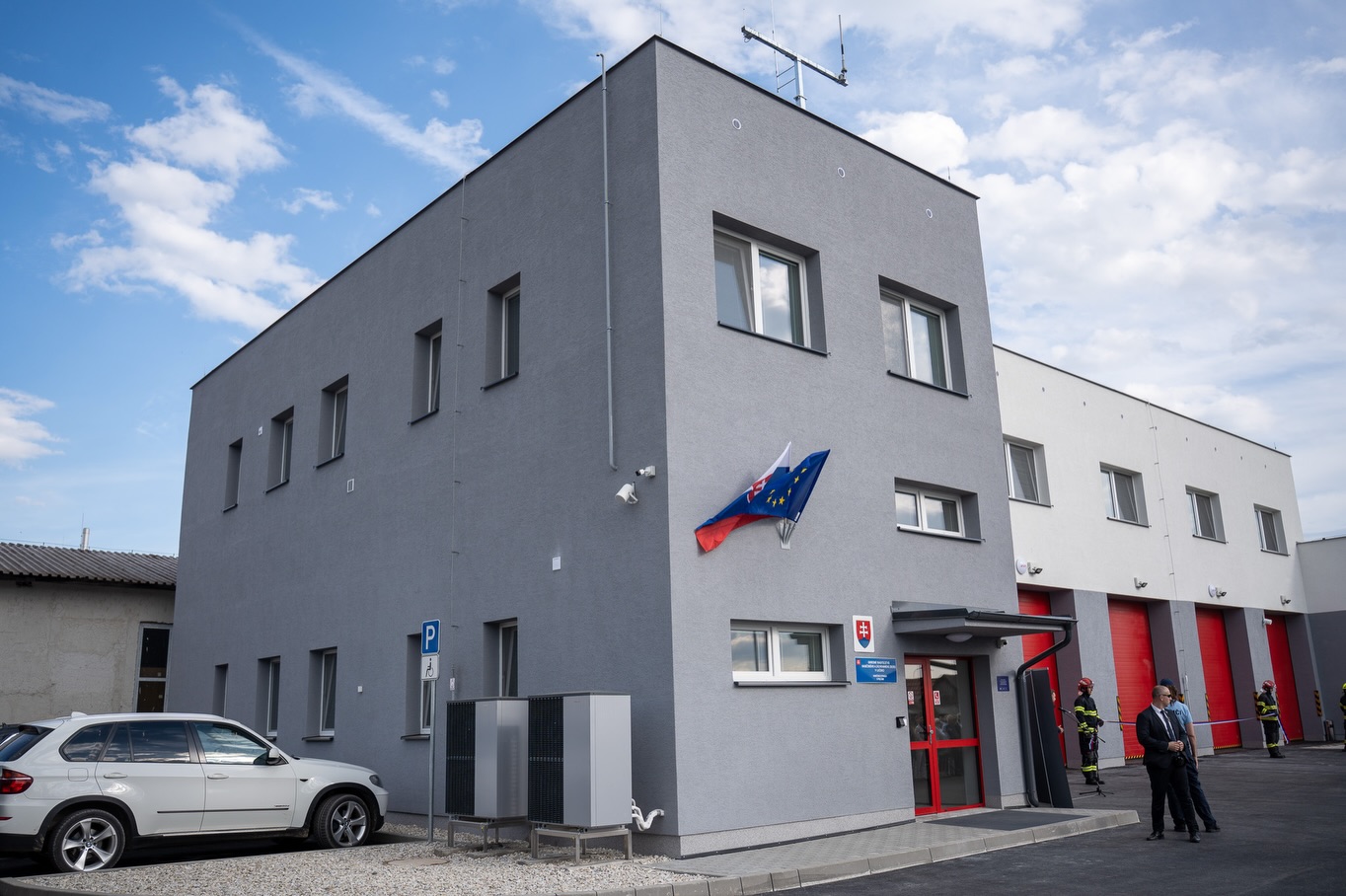 Minister vnútra Šutaj Eštok odovzdal v Poltári do užívania novú hasičskú stanicu
