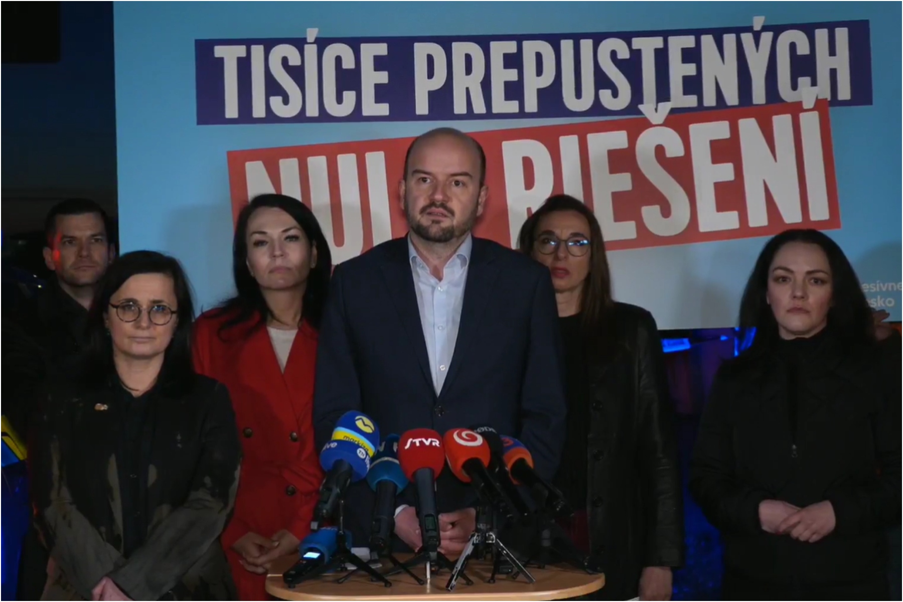 Vyjde zo svojej luxusnej vily a šaškuje pred kamerami, opozícia kritizuje Ficovu nočnú prácu v pekárni – VIDEO