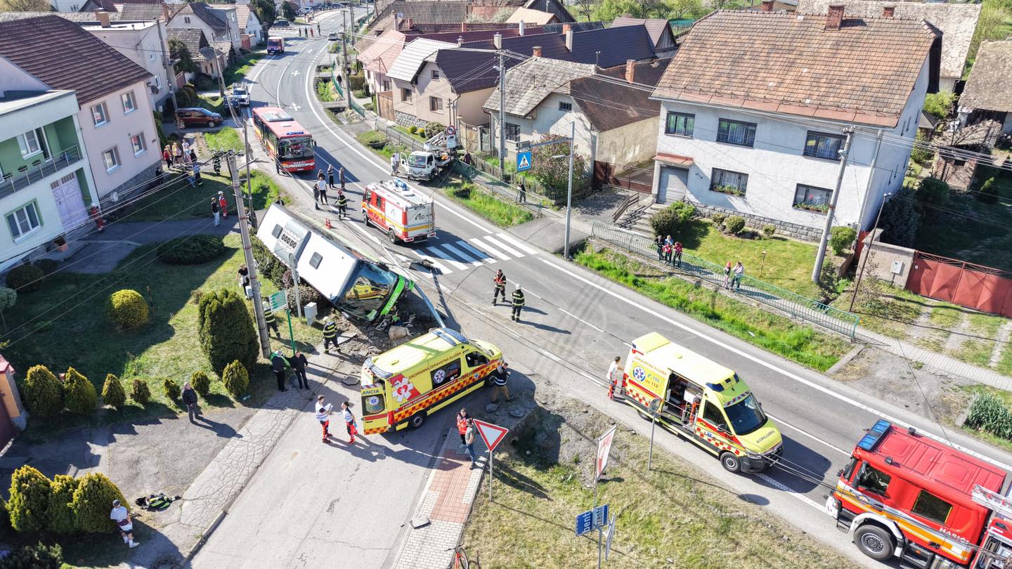 V obci Dobrá Niva pri Zvolene havaroval autobus, zišiel mimo vozovku – FOTO