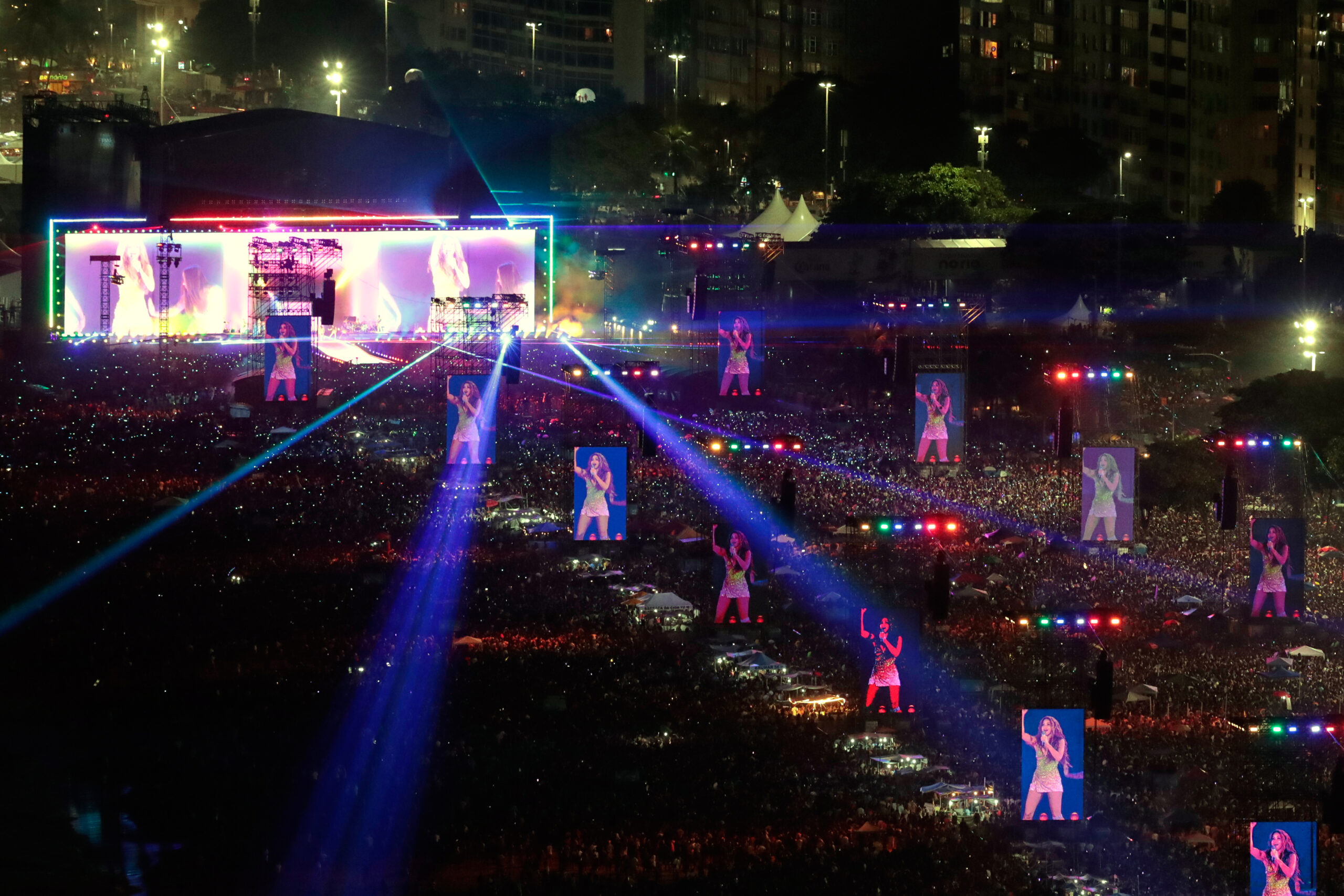 Top foto dňa (3. máj 2026): Koncert Shakiry, záhrada priateľstva, zápas Bundesligy 2 a fanúšikovia Star Wars