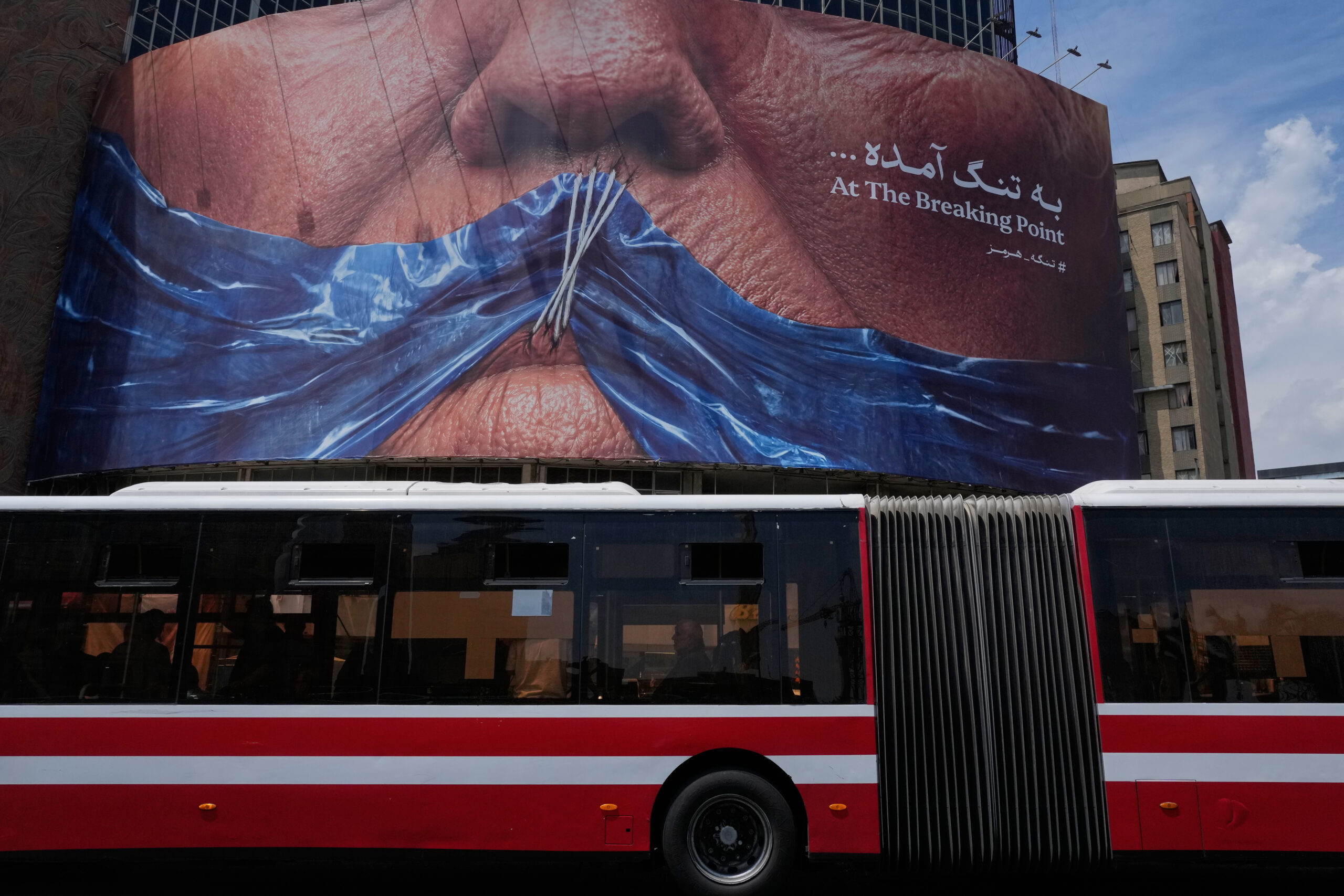 Irán údajne zasiahol raketami americkú vojenskú loď. Washington informácie oficiálne poprel