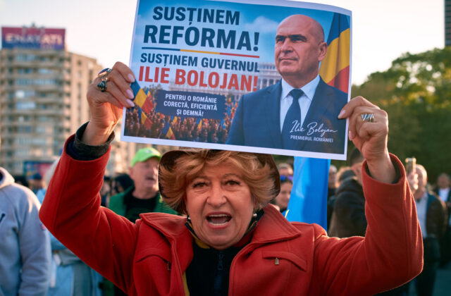 Rumunský premiér bude čeliť hlasovaniu o nedôvere. Bývalý koaličný partner sa spojil s krajnou pravicou, nepáčia sa im úsporné opatrenia