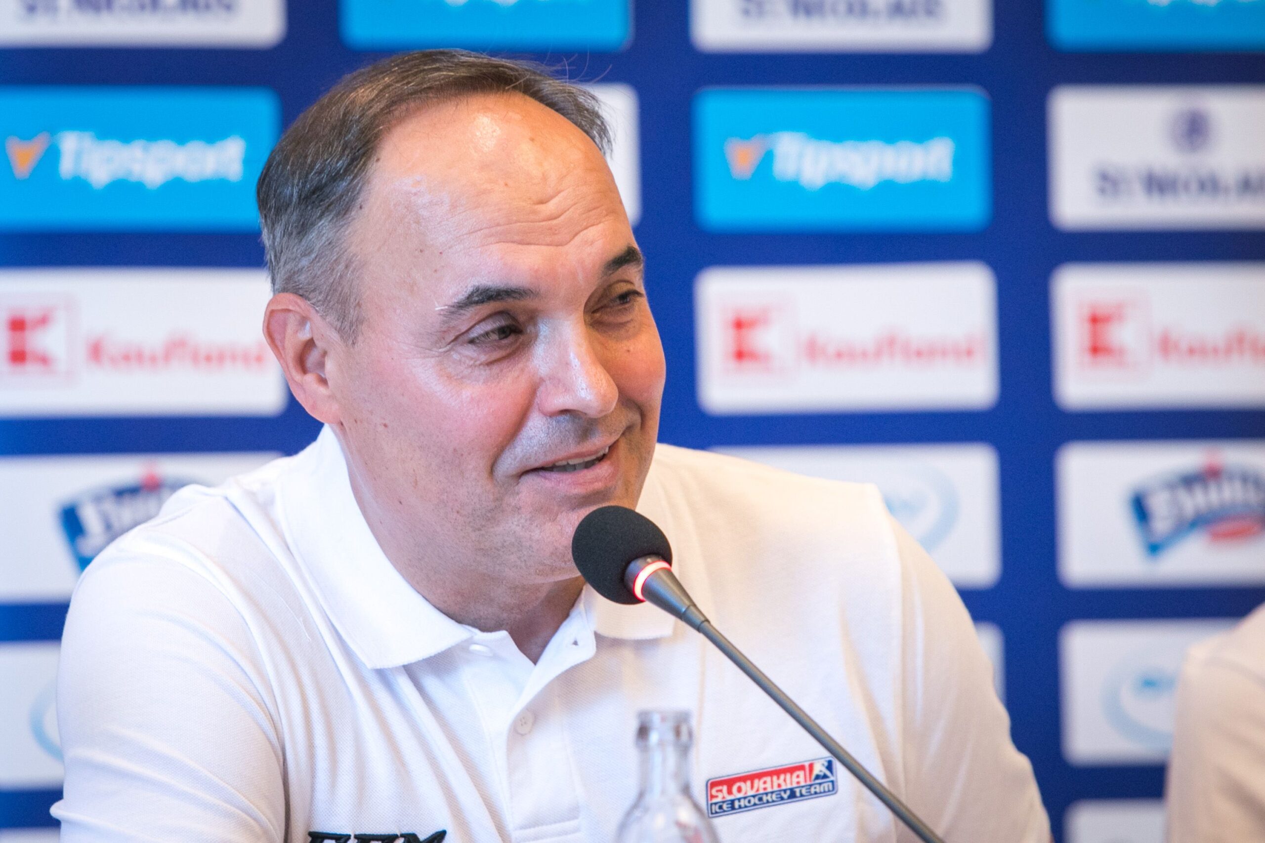 Bokroša teší obrovský úspech hokejistov do 18 rokov. Kritizoval platy pre slovenských mládežníckych trénerov, ledva prežijú – VIDEO