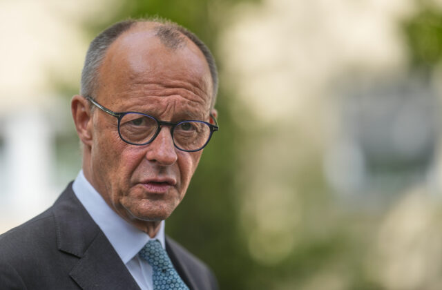 Nemecký kancelár Merz čelí po roku vlády kríze, koalícia sa otriasa a podpora klesá