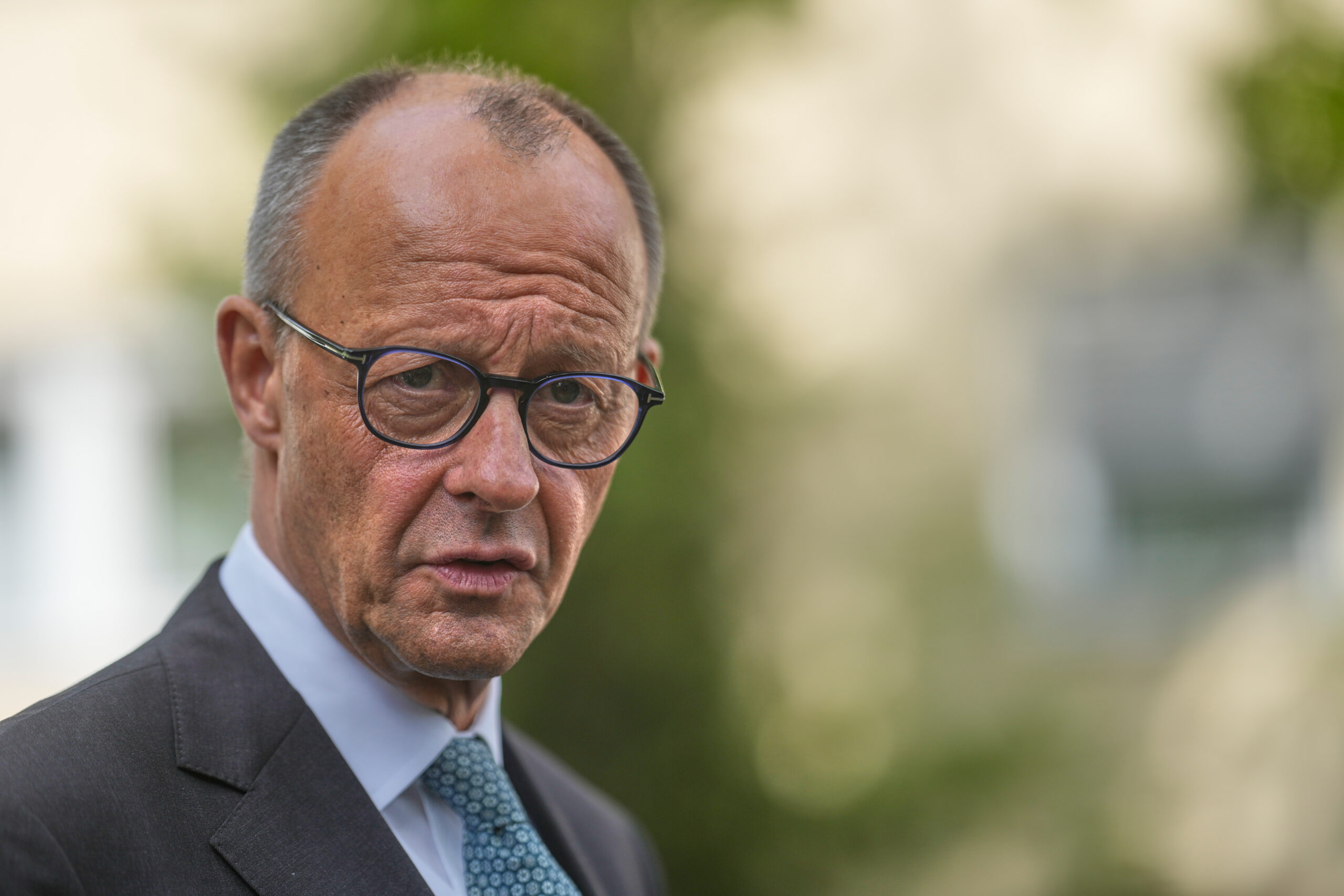 Nemecký kancelár Merz čelí po roku vlády kríze, koalícia sa otriasa a podpora klesá