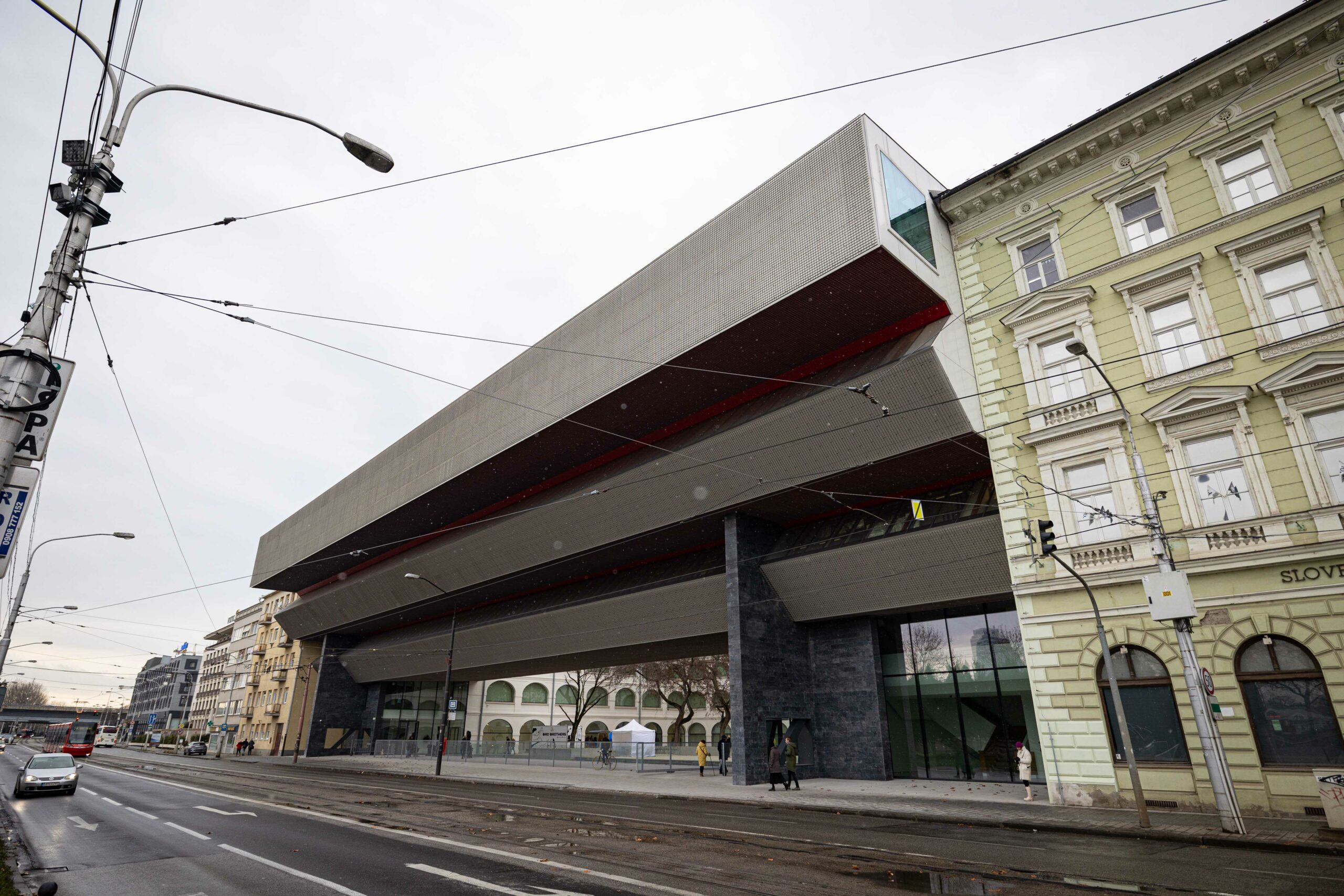 Otvorená kultúra upozorňuje na zvýšenú vlhkosť vzduchu v depozitári SNG, varuje pred ohrozením vzácnych diel