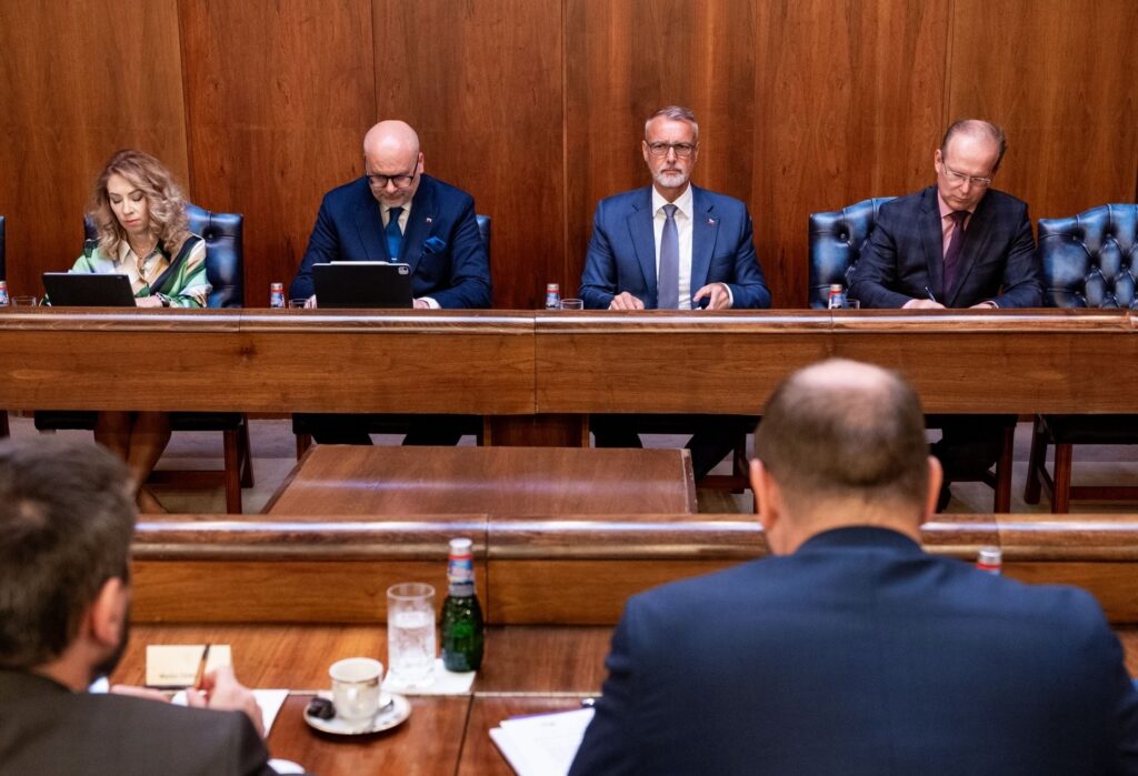 Raši prijal zástupcov ZMOS aj SK8, predložili mu historicky prvý dokument k reforme verejnej správy – VIDEO, FOTO
