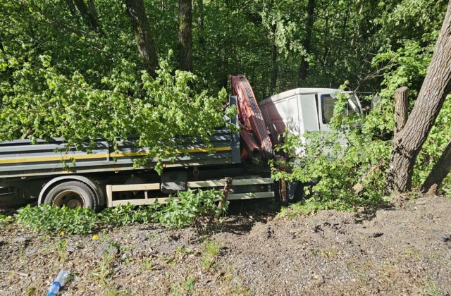 V obci Kováčová narazilo do stromu nákladné auto, vodič ostal zakliesnený v kabíne – FOTO