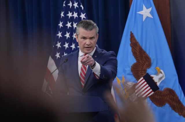 Šéf Pentagónu sa zblížil s kresťanskými nacionalistami, kritici varujú pred extrémizmom