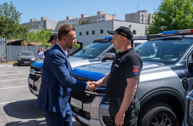 Šutaj Eštok odovzdal polícii nové Fordy Ranger, jedno vozidlo stálo viac ako 76-tisíc eur – FOTO