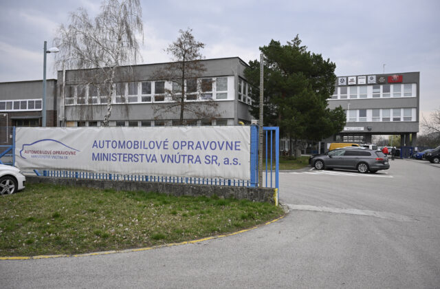 Kontrolóri identifikovali pasívny prístup, ministerstvá vnútra a obrany zanedbávajú strategické riadenie svojich vlastných podnikov