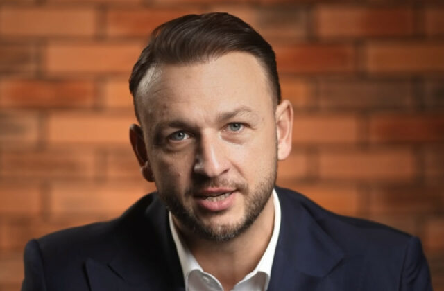 Ďurka je opäť mimo služby. Šutaj Eštok rozhodol po novom obvinení, policajtov advokát hovorí o nezákonnosti