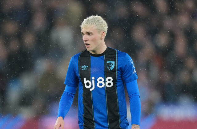 Súhlasila by si s niečím dospelým? Talentovaný futbalista si písal nevhodné správy s neplnoletým dievčaťom, klub to vyšetruje