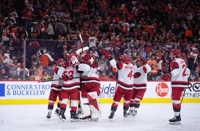 Prvýkrát v histórii NHL. Carolina v play-off valcuje, zatiaľ neprehrala ani raz a už je vo finále konferencie – VIDEO