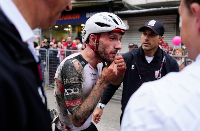 Desivá hromadná nehoda na Giro d’Italia. Odstúpili viacerí jazdci pre početné zlomeniny – VIDEO