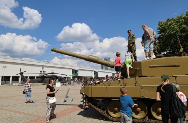 Nad Bratislavou preletia vojenské vrtuľníky Black Hawk aj lietadlá Spartan, veľtrh IDEB prinesie rekordný ročník