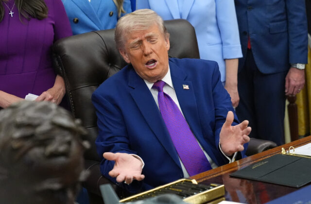 Trump tvrdí, že prímerie s Iránom je „na prístrojoch“ a zvažuje obnovenie eskortovania lodí