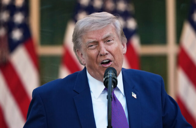 Trump rád tvrdí, že „drží karty v rukách“, ale realita vo vojne s Iránom je podľa expertov iná