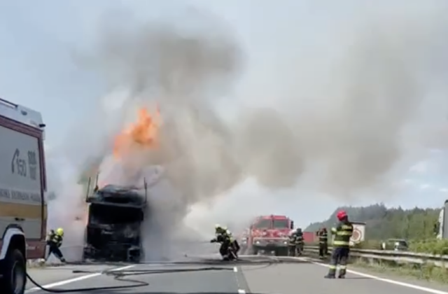 Horiaci kamión zastavil dopravu na D2, smer do Bratislavy museli úplne uzavrieť – VIDEO