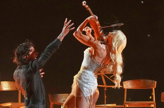 Top foto dňa (13. máj 2026): Súťaž Eurovision, slnečnica na križovatke, staroveké chrámy a Bahrajnská doprava